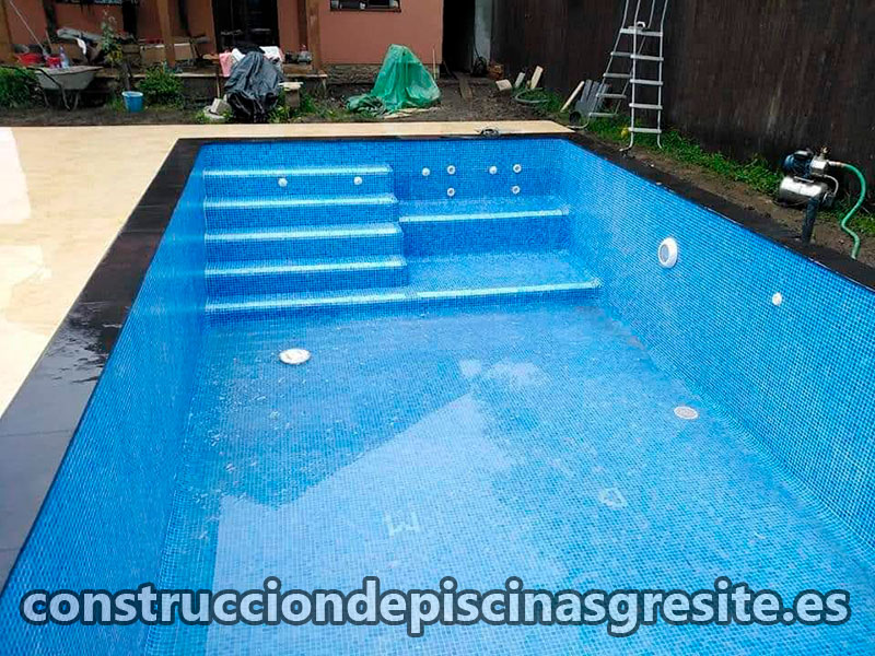 Construcción de piscinas de gresite en Angón