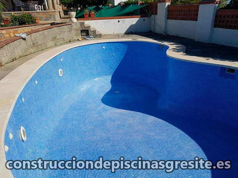 Construcción de piscinas de gresite en Herrería