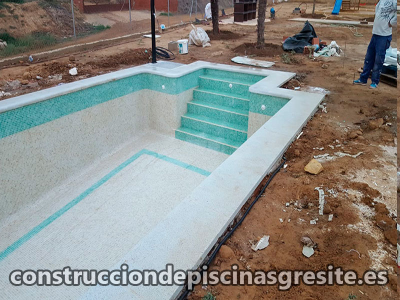 Construcción de piscinas de obra de gresite de 8X4M en Robledillo de Mohernando