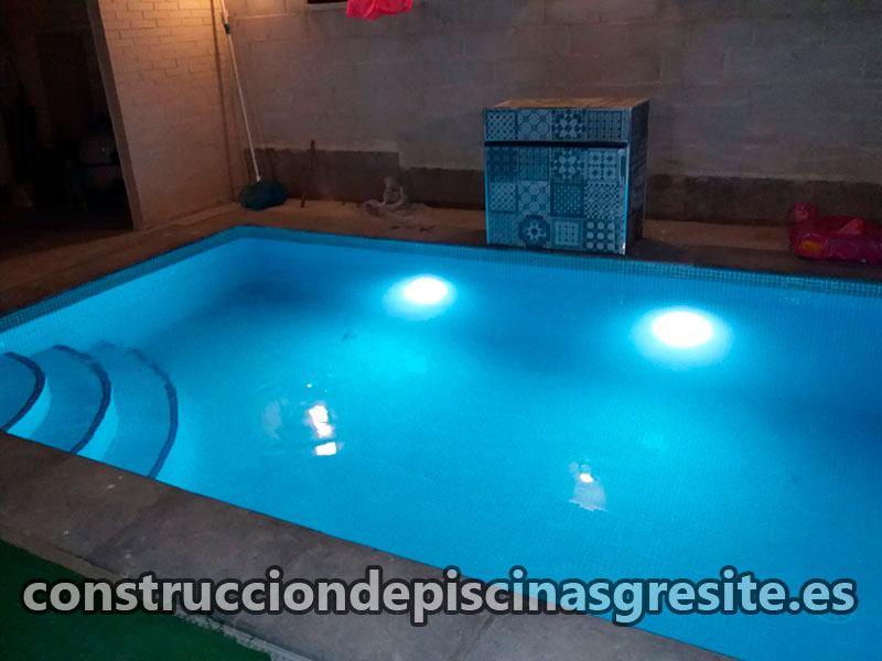 Construcción de piscinas de gresite en Estriégana